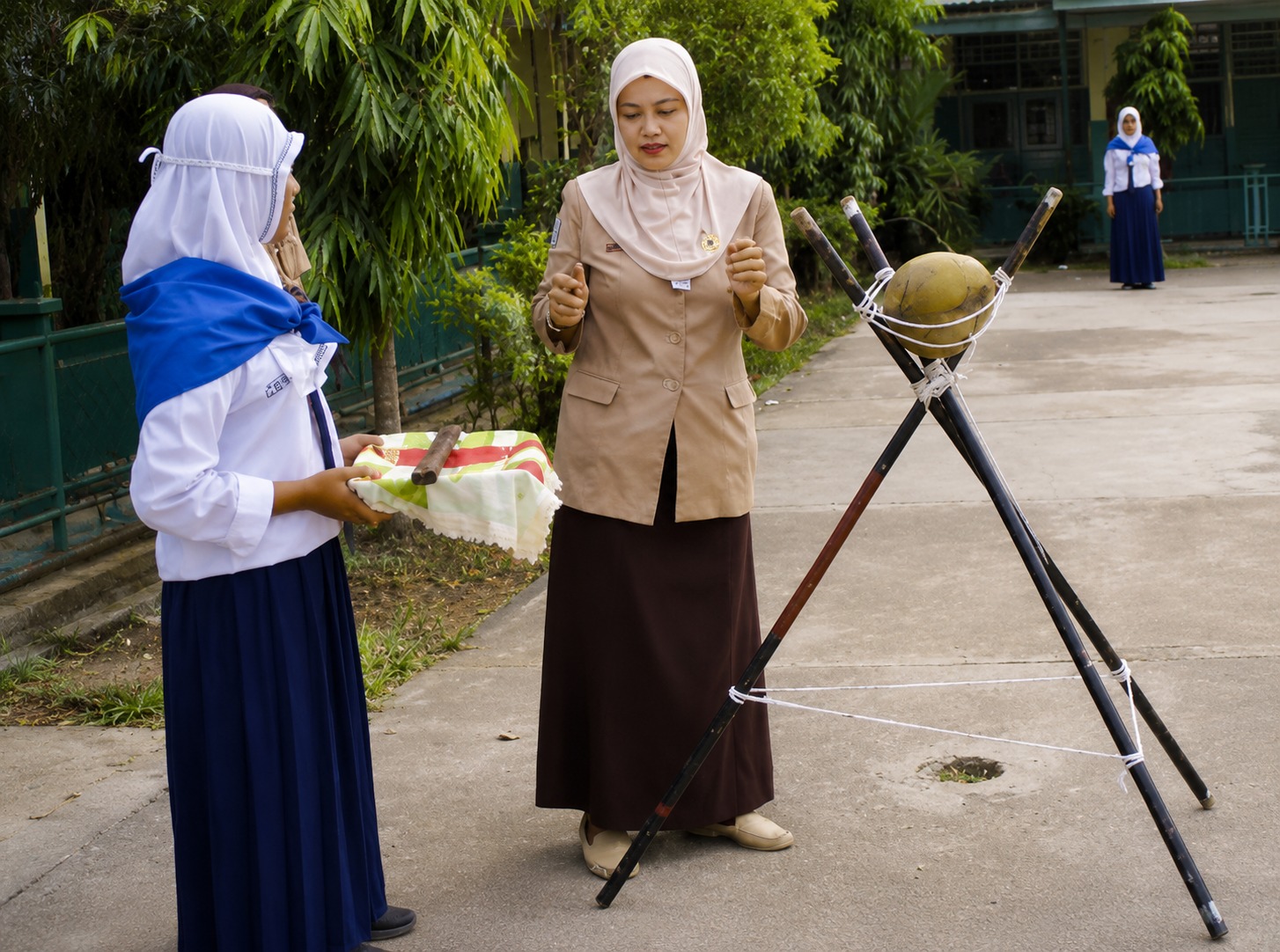 Ibu Yani, Guru yang Menjadi Rumah bagi Mimpi Muridnya